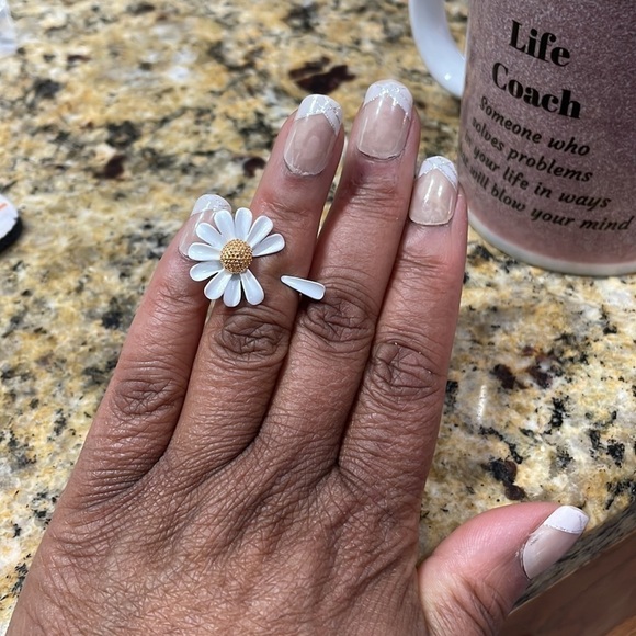 Into The Bloom Daisy Flower Ring - Picture 8 of 12